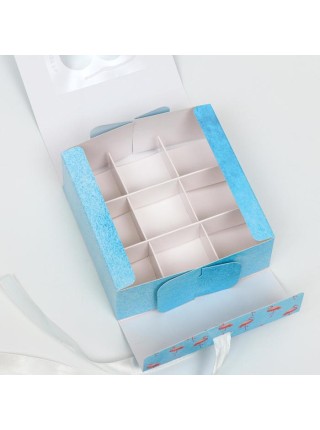 Коробка для конфет 11,5 х11,5 х5 см с окном Фламинго на голубом