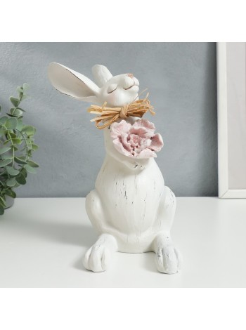 Зайчик с бантом из соломы в обнимку с цветком 21х18,5х13 см полистоун
